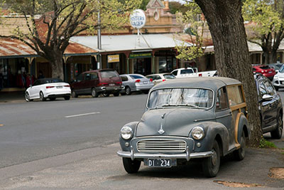 A vintage car in the town of Maldon in Victoria. Discover road trip tips for Australia with the help of this guide.